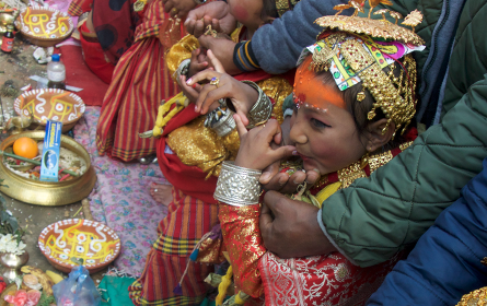 Jenter giftes bort til frukt, ritual Nepal, foto
