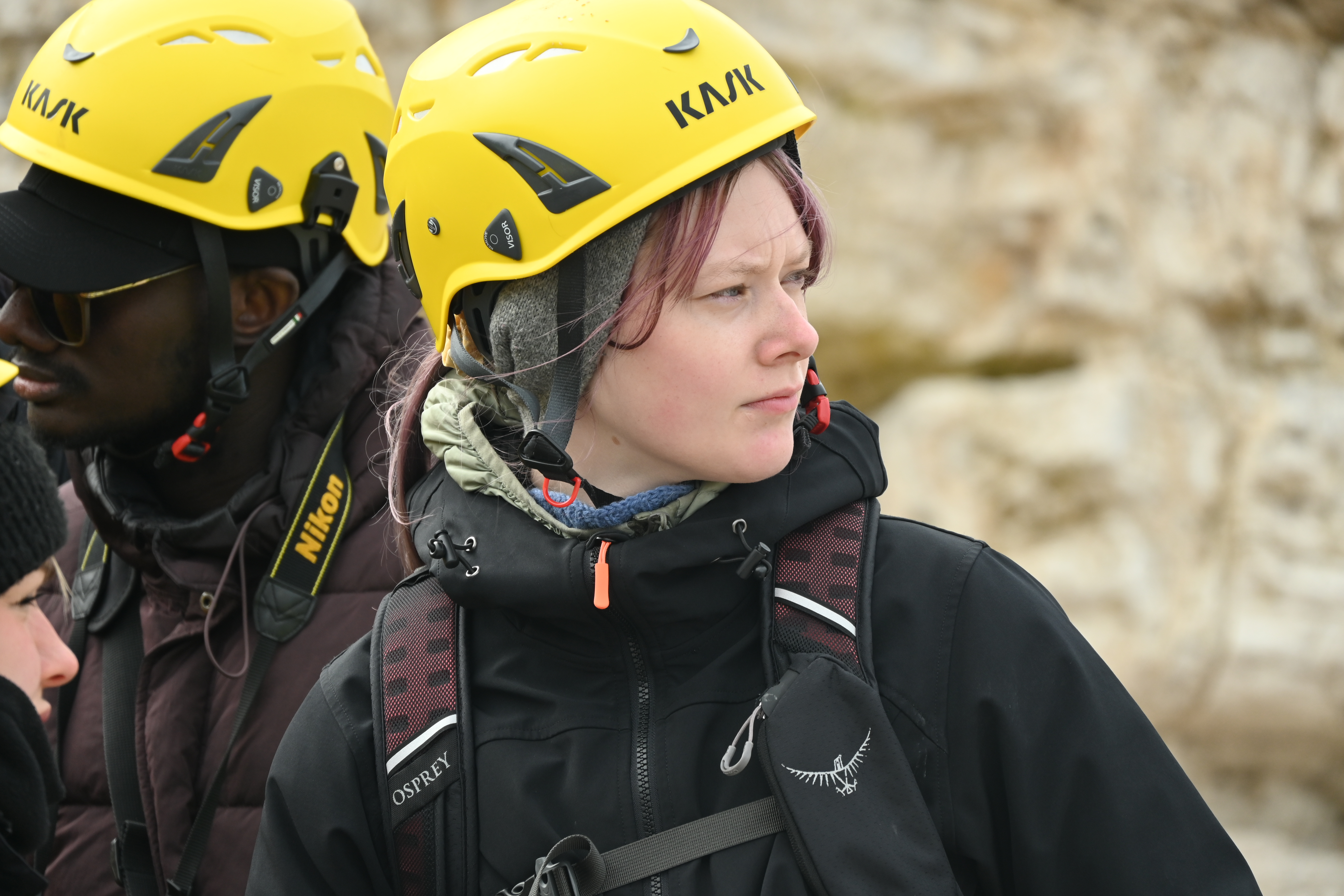 Kvinnelig geolog med hjelm på felttur 