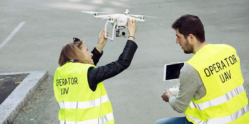 To personer som holder en drone