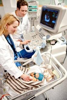 Ny ultralydteknologi gir mer presis diagnose av kuvøsebarn med hjertefeil.  Ingeniører og medisinere jobber tett sammen i tverrfaglig team.
