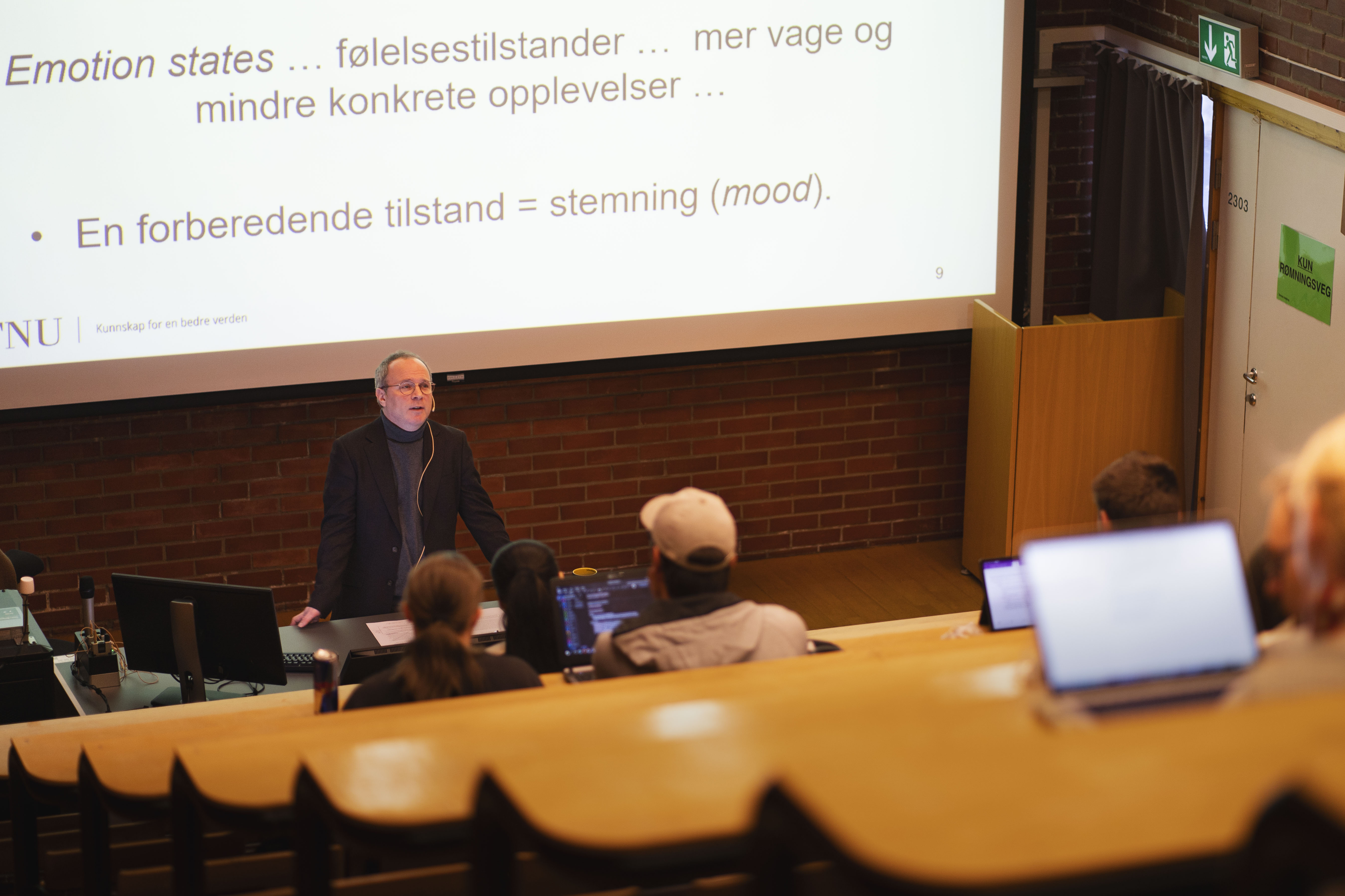 Studenter ser på forelesning av førsteamanuensis Christer Bakke Andresen. Foto.