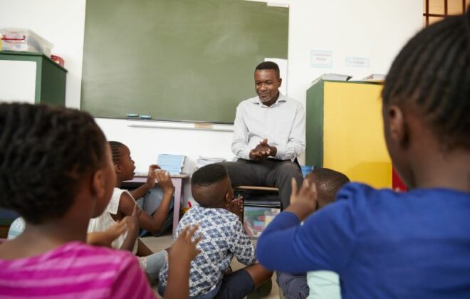 Afrikanske skolebarn lytter til læreren
