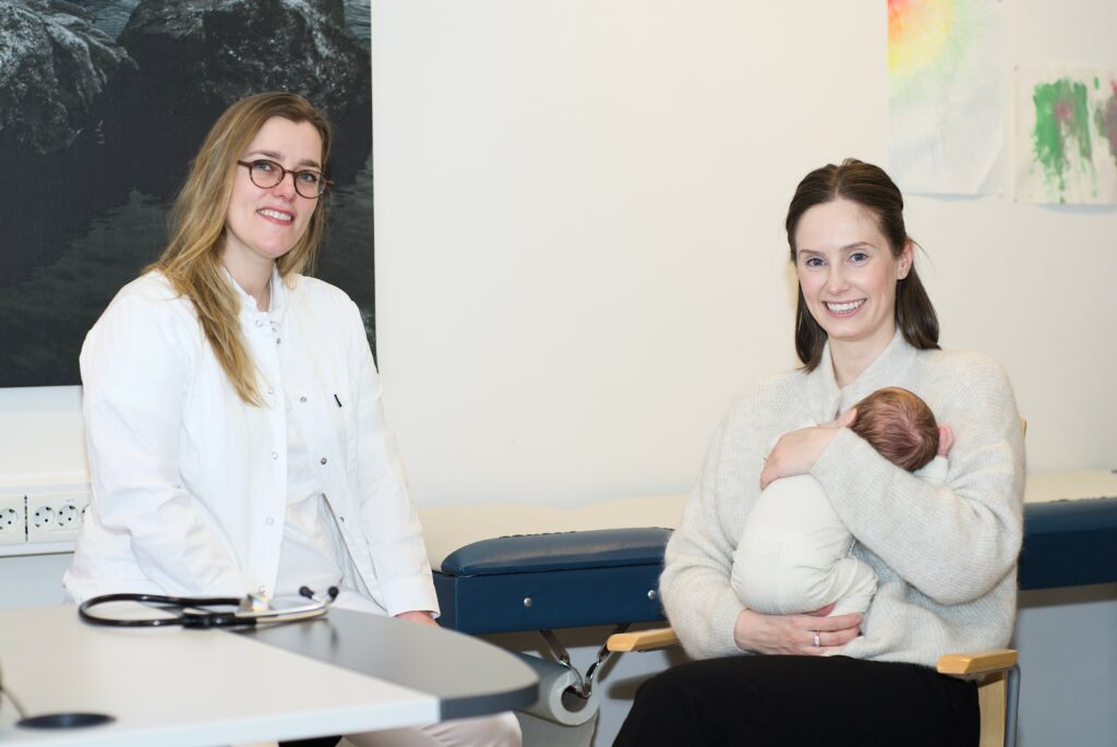 Christine Agdestein og kvinne med nyfødt barn