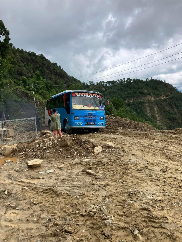 Nepalsk bygning. Outreach-senter i Salambu til venstre. Gammel buss på dårlig vei ti høyre.