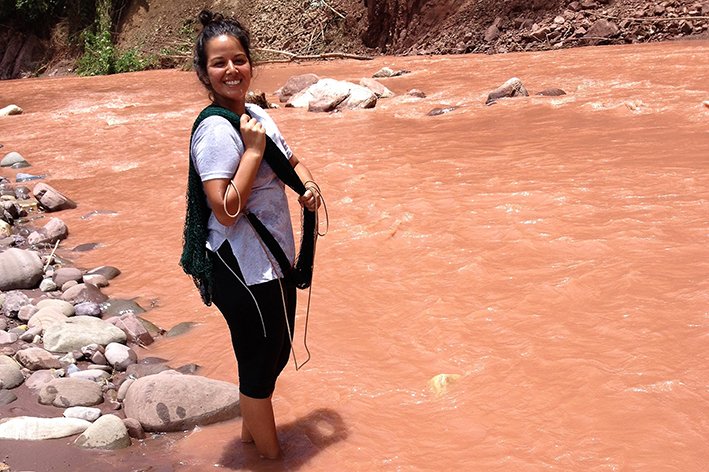Marisel Torres står smilende i ei elv, men vann til anklene. Foto.