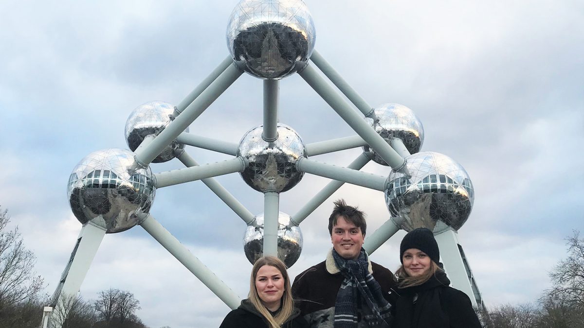 3 studenter foran Atomium i Brussel