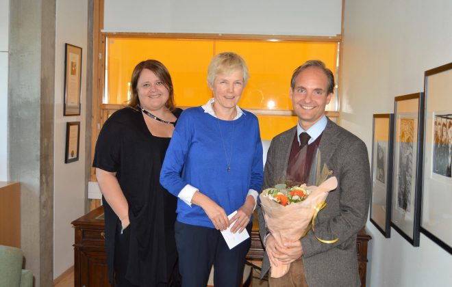 Foto av Eikemo, sammen med instituttleder Toril Aalberg og dekan Marit Reitan.