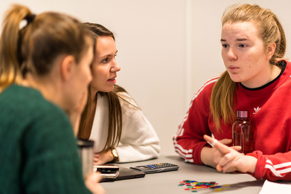 Studenter i gruppe i samtale