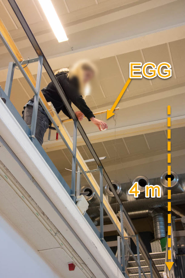Barn står klar til å kaste egg ned fra fire meters høyde. Foto