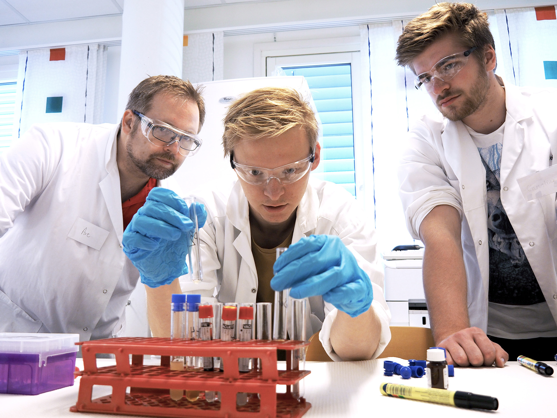 To bioingeniør-studenter på laben med lærer. Foto