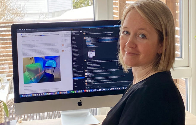 Kathrine Redalen sitter foran sin datamaskin på hjemmekontoret. Foto