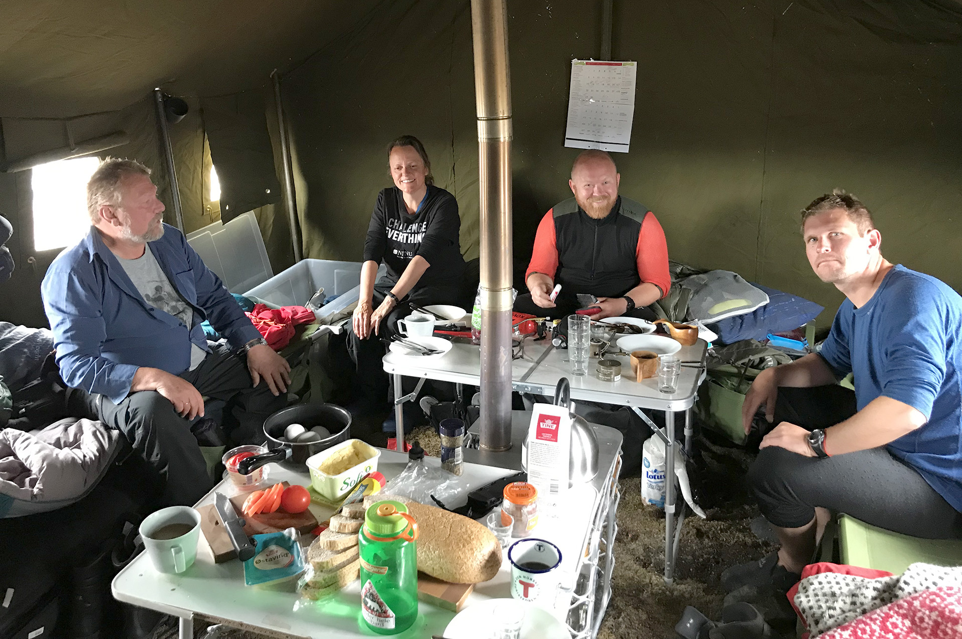 Gjengen på Bjørnøya spiser frokost i teltet. Foto