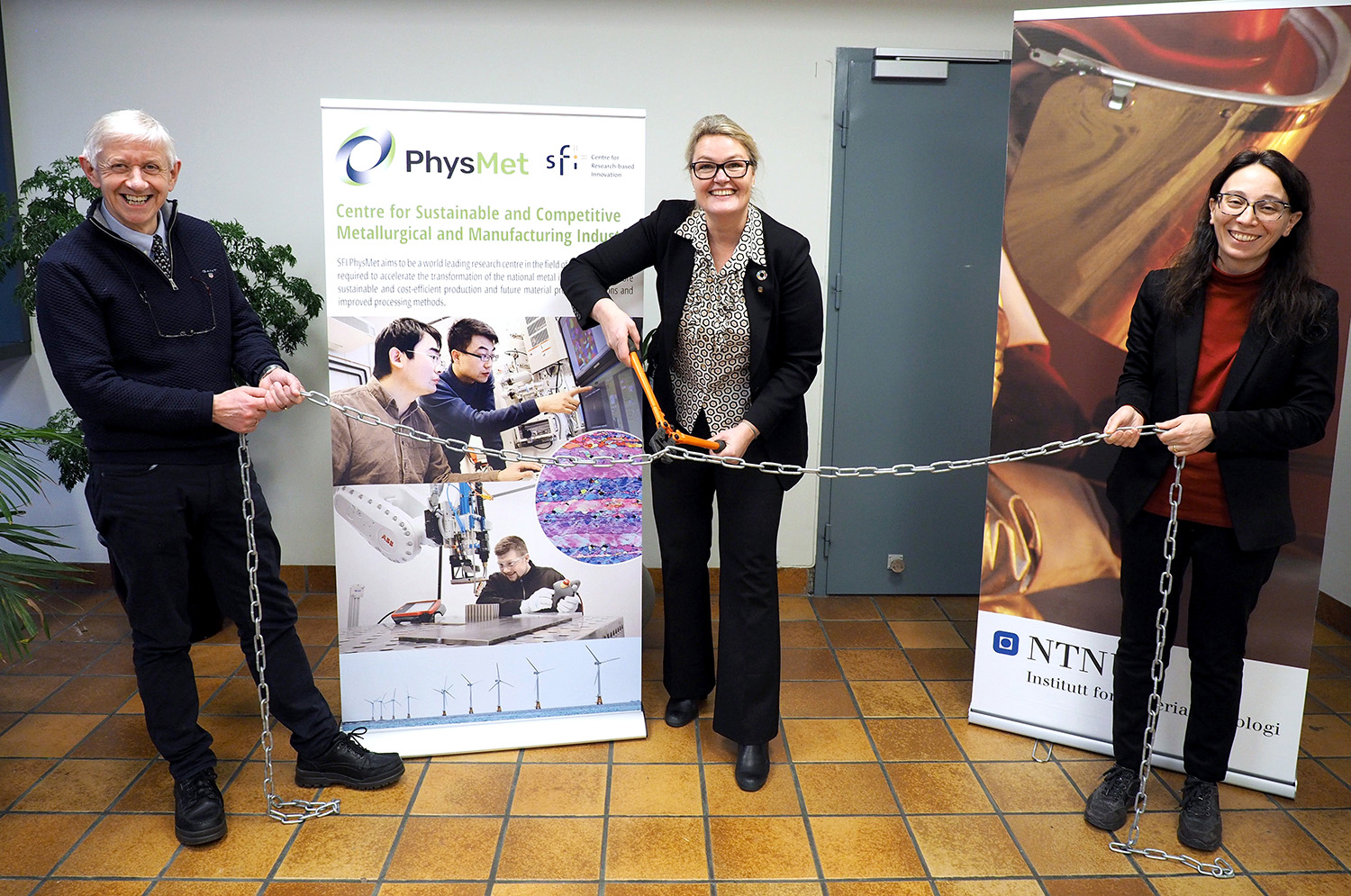 Pro-Rector for innovation cuts the chain to open SFI PhysMet. Photo