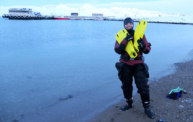 Natalie Summers i dykkerutstyr på Svalbard. Foto