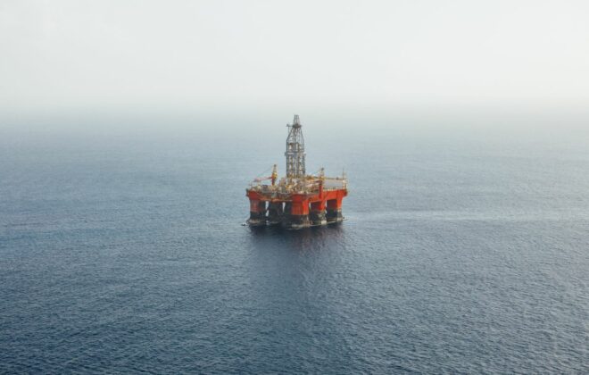 olje- og gassplattform til havs. foto