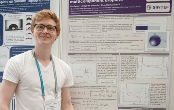 Ailo Aasen in front of his award-winning science poster