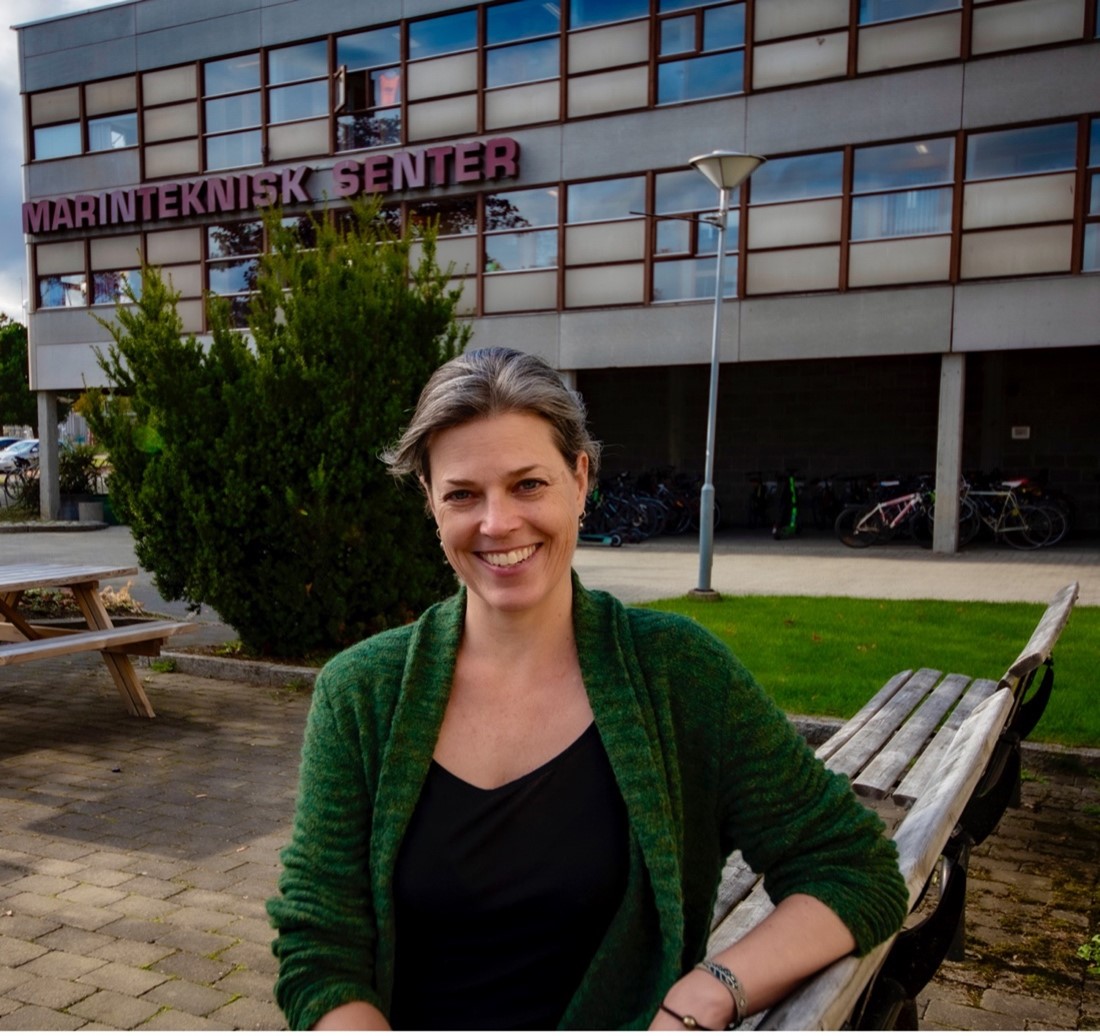 Kate Crosman in front of the Department of Marine Technology