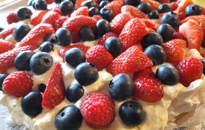 Kake med vaniljekrem, blåbær og jordbær. Foto