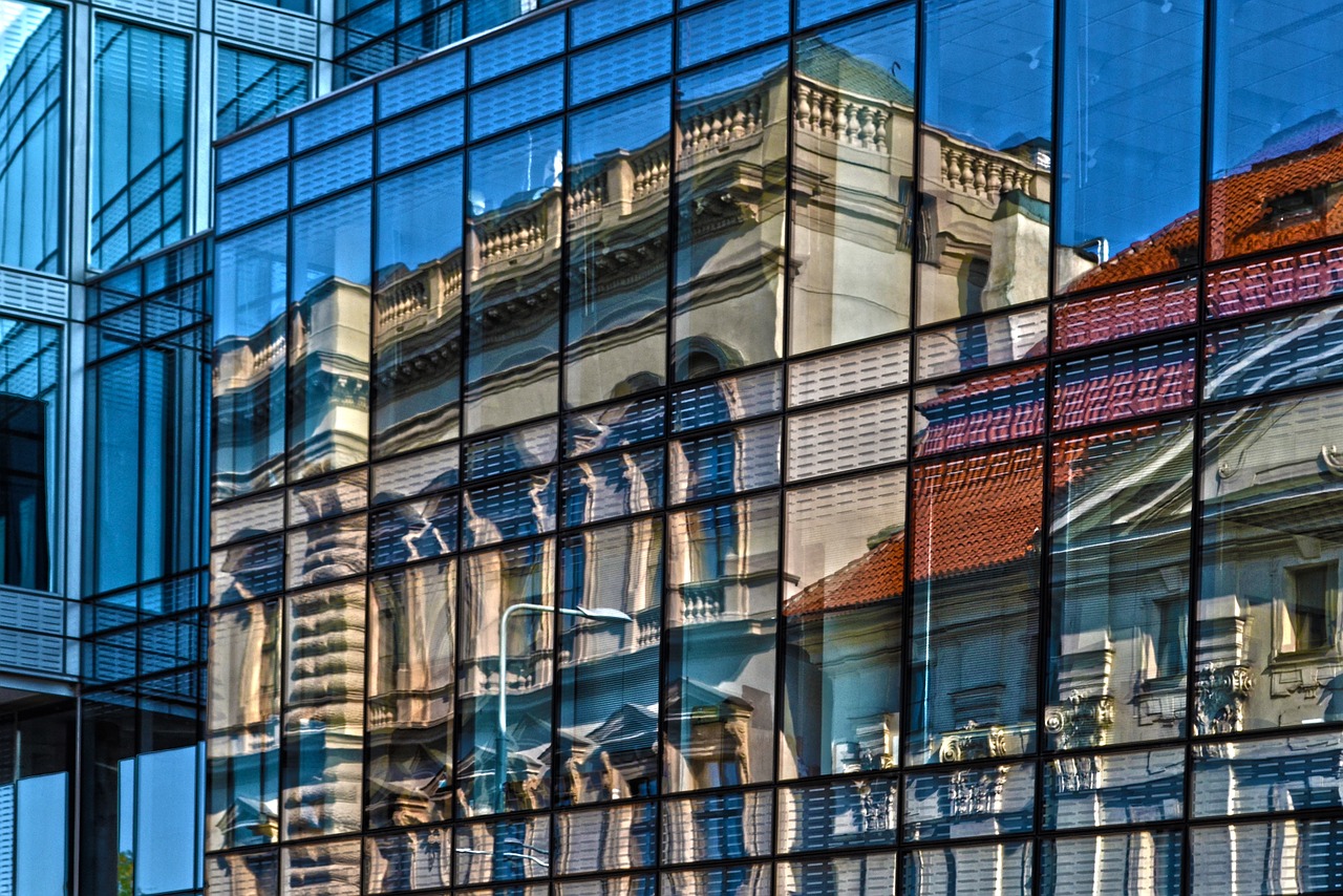 Foto: bygning reflektert i glass.