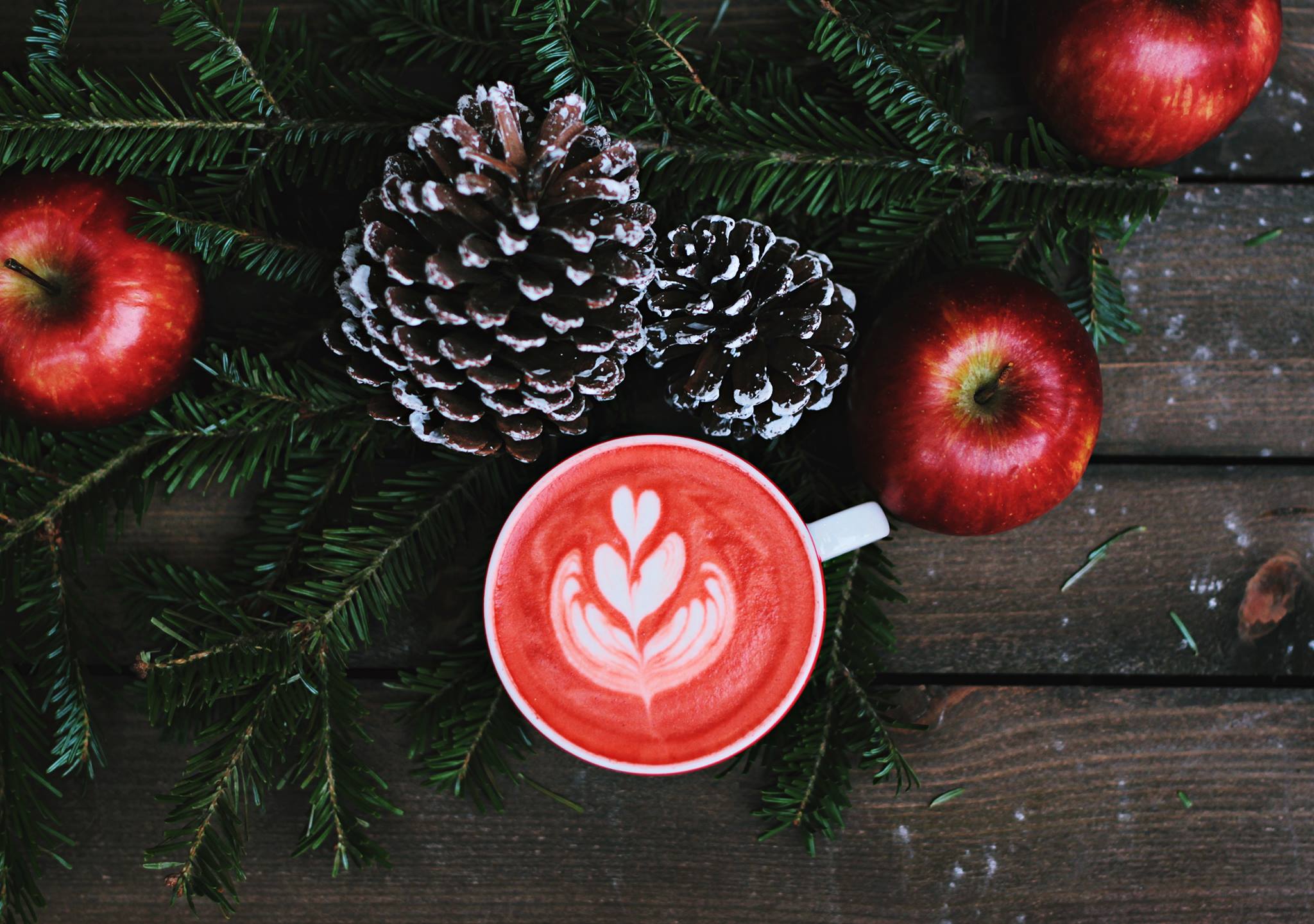 Juletablå med kongler, epler, granbar og kaffekopp