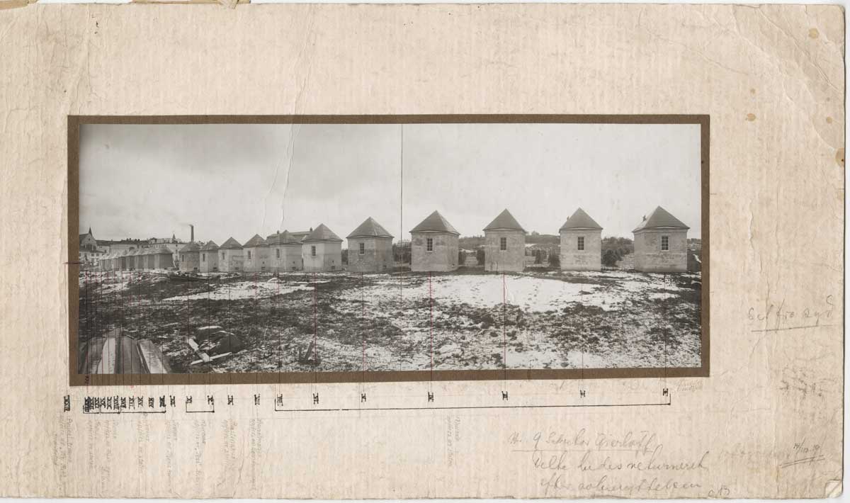 Photograph showing a row of test houses at Gløshaugen, Trondheim.