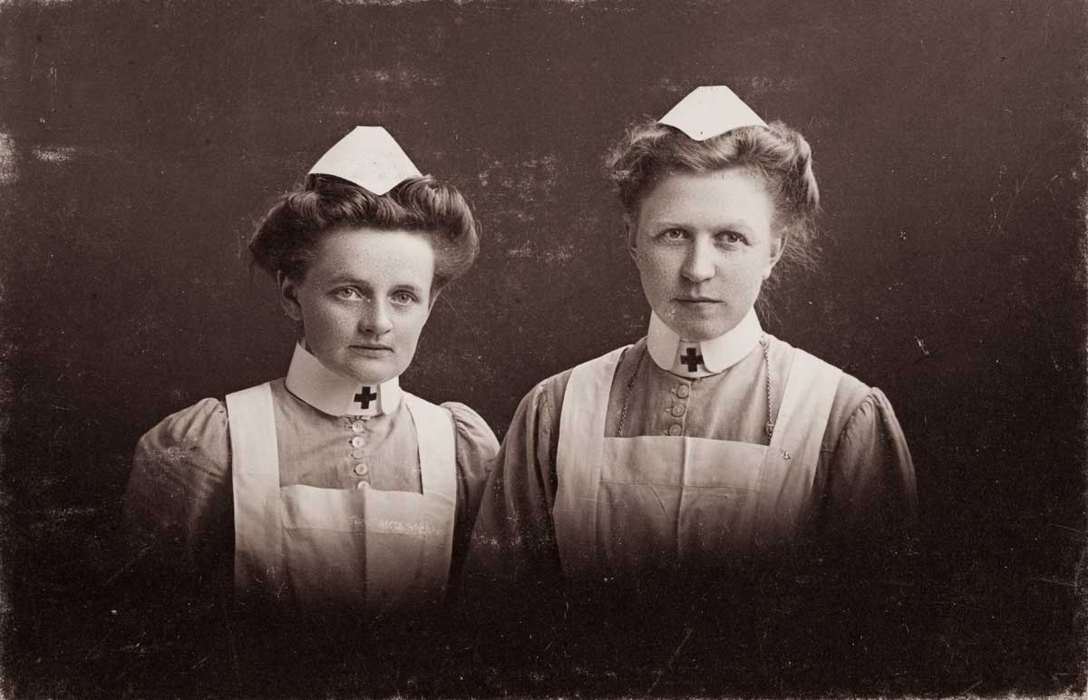 Magda Dyrkoren (til venstre) og Johanne Thorsen, Trondheims første Røde kors-sykepleiere. NTNU UB, A-0382 Magda Dyrkoren. Foto: Peder O. Aune/NTNU UB