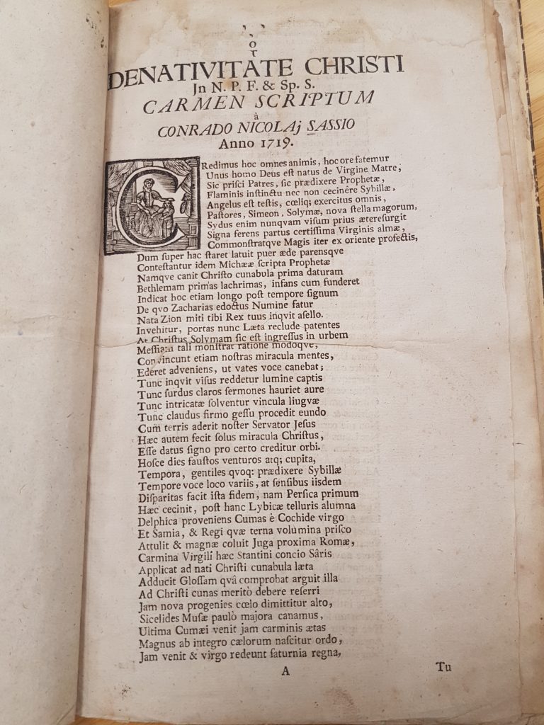 "Carmina De Nativitate et Resurectione Christi nec non de Spiritu Sancto" fra 1719, skrevet av Conrad Sass. En liten diktsamling om jesu fødsel, liv, og gjenoppstandelse.