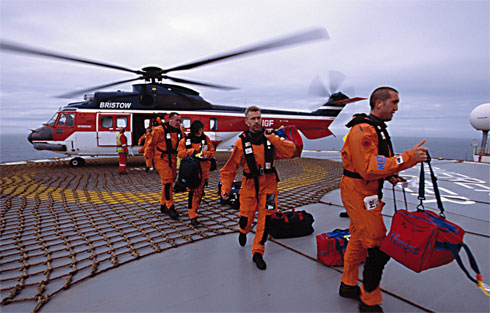 Personer går ut av et helikopter