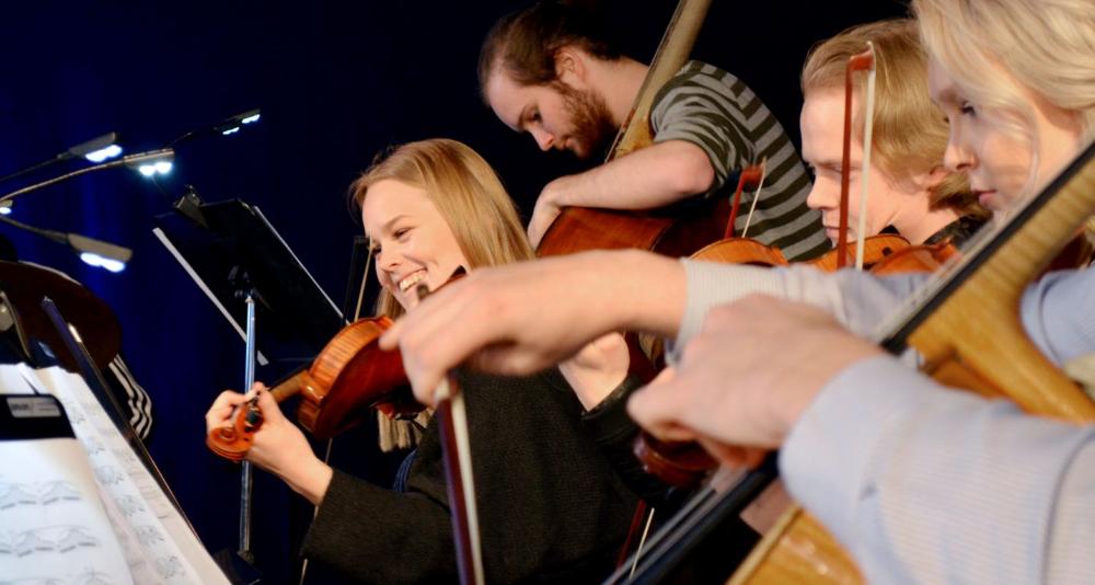 Studentensemble spiller på konsert under prosjektuken UKESJU i 2018