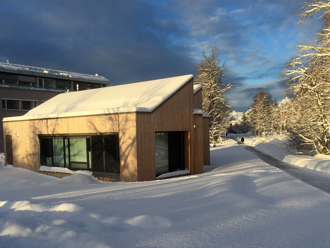 Illustrasjon: energivennlig bolig i snølandskap