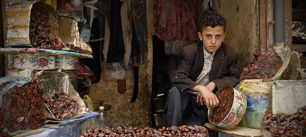 Gutt i daddelbod - Yemen