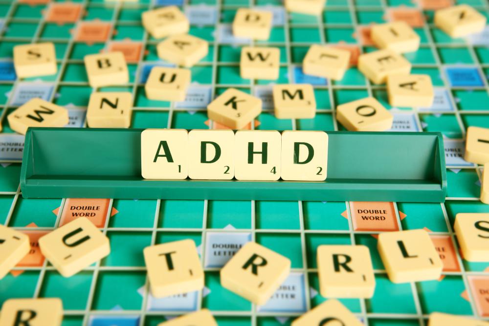 Foto av Scrabblebrett - bokstavene ADHD