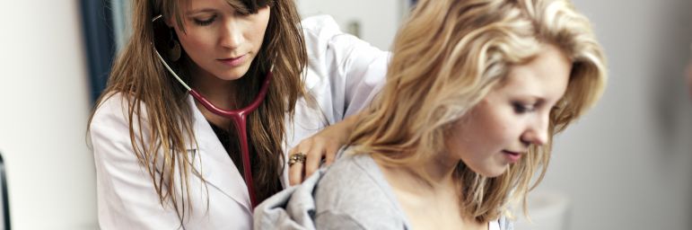 Medisinstudent lytter på en annen medisinstudent med stetoskop