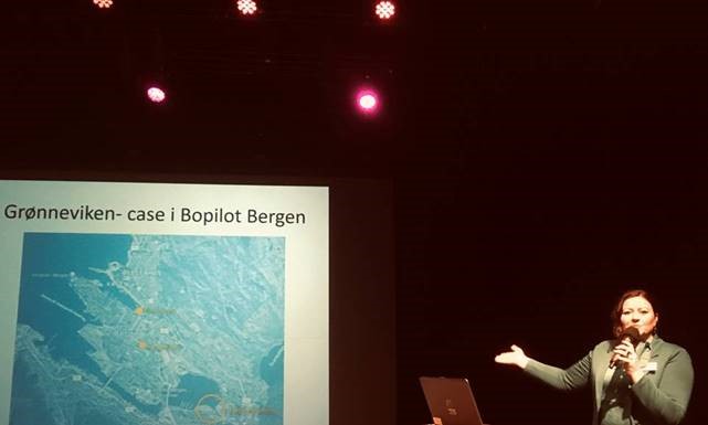 Presentasjon av prosjekt - Tina Larsen/Byarkitekten i Bergen ved lerret.