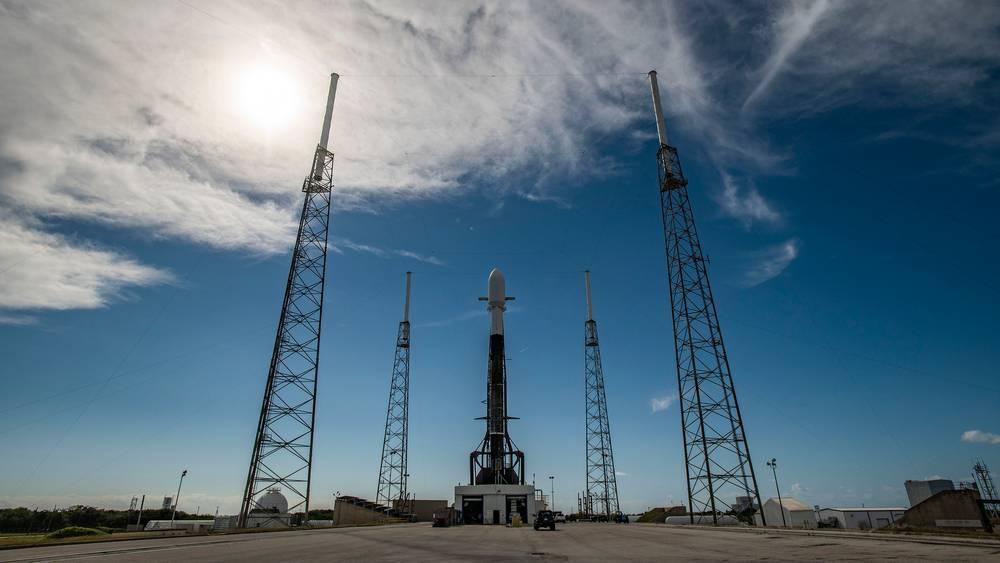 KLAR FOR TAKE-OFF: SpaceX-raketten Falcon 9, like før den tok av fra Cape Canaveral Space Force Station i Florida. Om bord befant det seg 105 småsatellitter.  FOTO: SPACEX