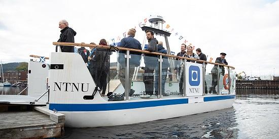 Flere land er interessert i selvkjørende passasjerferger fra NTNU og Zeabuz. Nå testes ferga milliAmpere 2 ut på publikum og passasjerer i Trondheim. Foto: Kai T. Dragland/NTNU