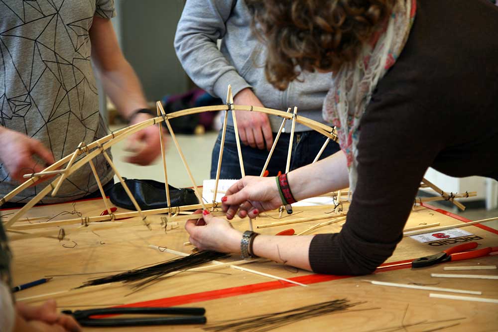studenter bygger modellbro i tre