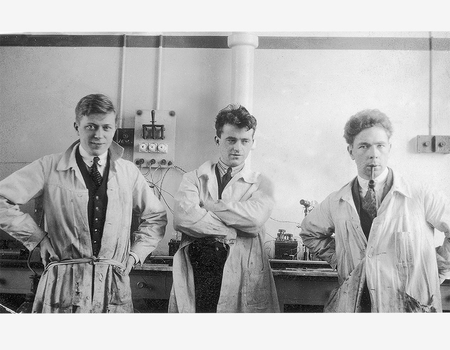 Leif Tronstad med to kjemiker på lab.