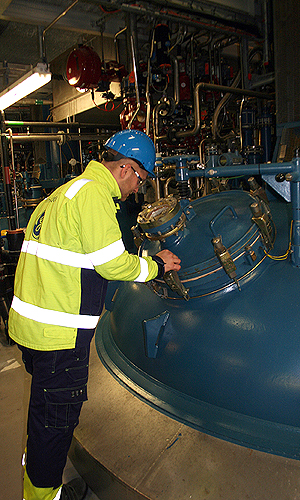 Bilde av Jørund som ser ned i en av reaktorene på Lindesnes fabrikker. Overgangen mellom lab og fullskala er et viktig aspekt i kjemisk prosessindustri.
