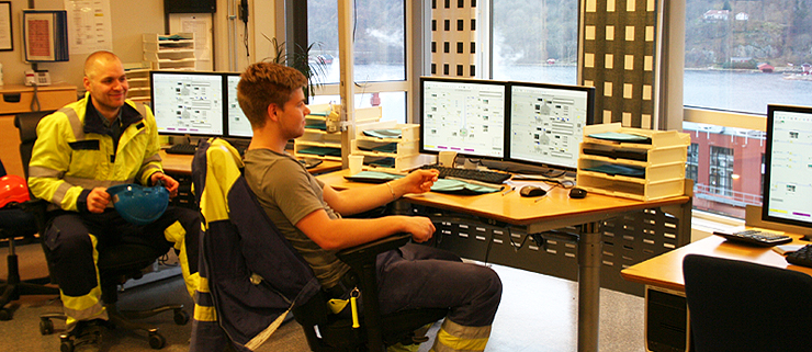 Bilde av Jørund som besøker kontrollrommet (QC-avdeling, quality control), der det ofte er samarbeid med prosessingeniører
