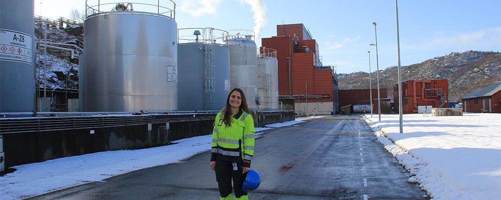 Kristine viser oss rundt på GE Lindesnes og står her foran deler av produksjonsanlegget.