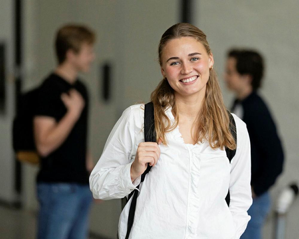 Student smiler til kamera. Foto