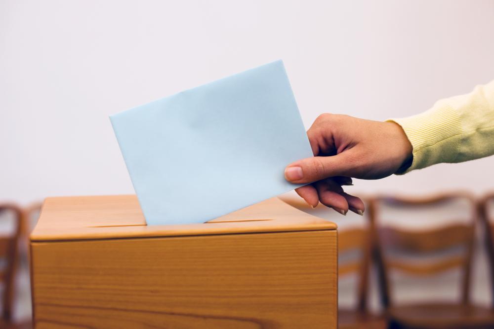 En stemmeseddel legges i valgurne. Foto.