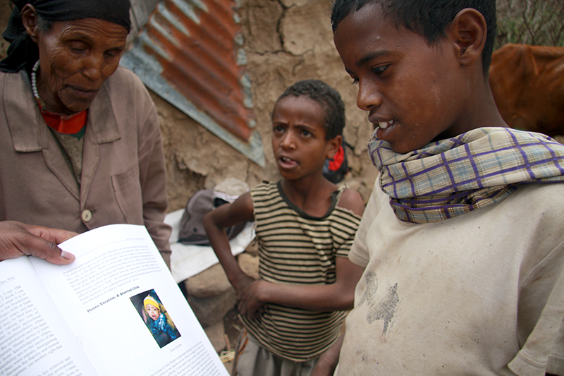 Bilde av barn som leser i rapport, Ethiopia