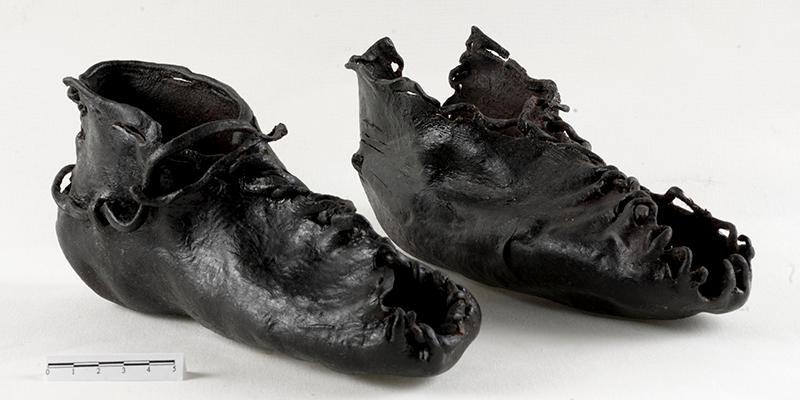 Bilde av et par sorte sko fra jernalderen