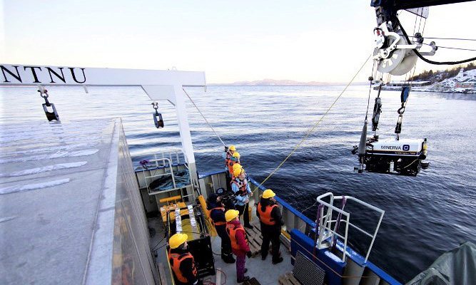 ROV heises ombord i forskningsfartøy