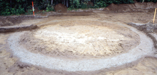 Gravhaug utgravd i forbindelse med ny E6 i Melhus, 2002. Foto: Brynja B. Birgisdottir.