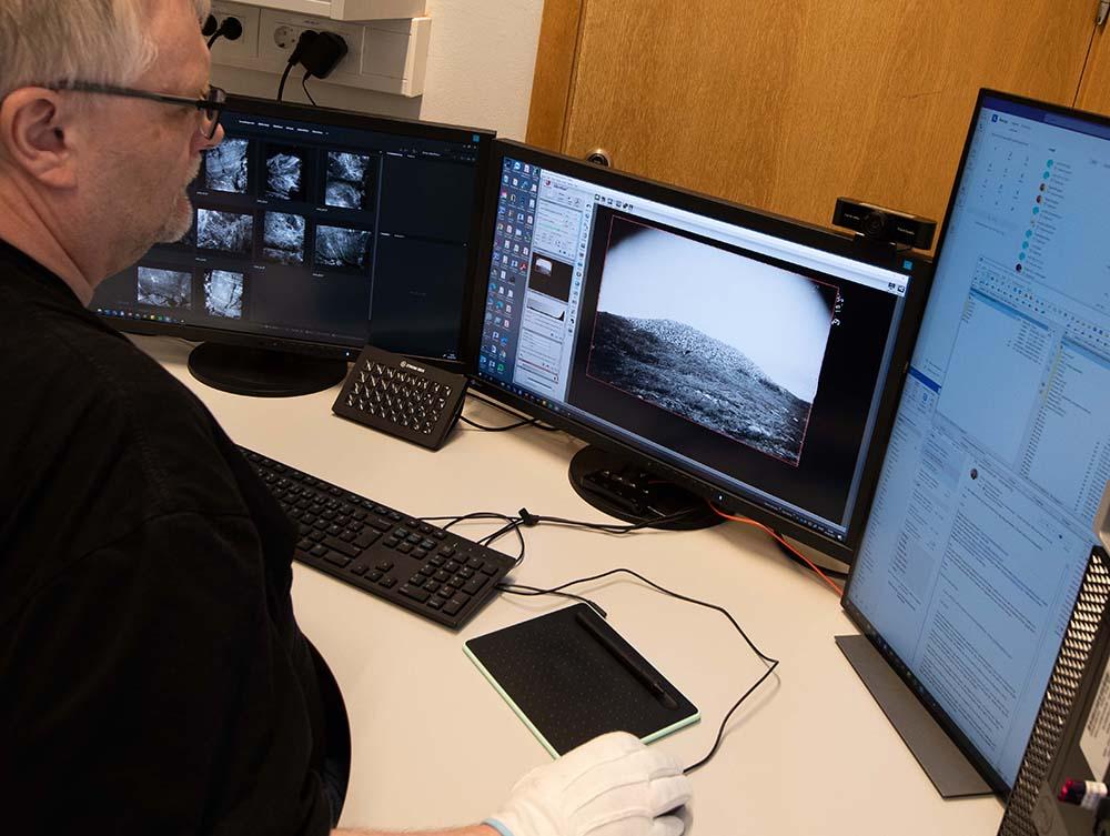 Mann jobber med bilder på datamaskinen. Foto: Åge Hojem / NTNU Vitenskapsmuseet