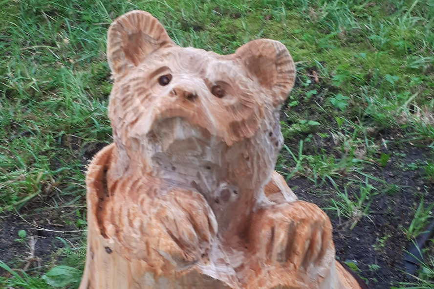Treskulptur av bjørn. 