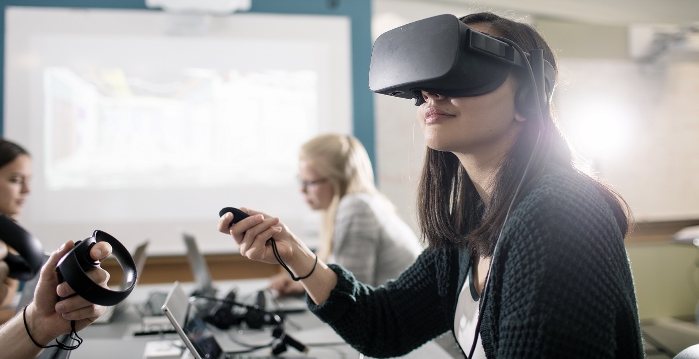 Kvinne med VR-briller på hodet